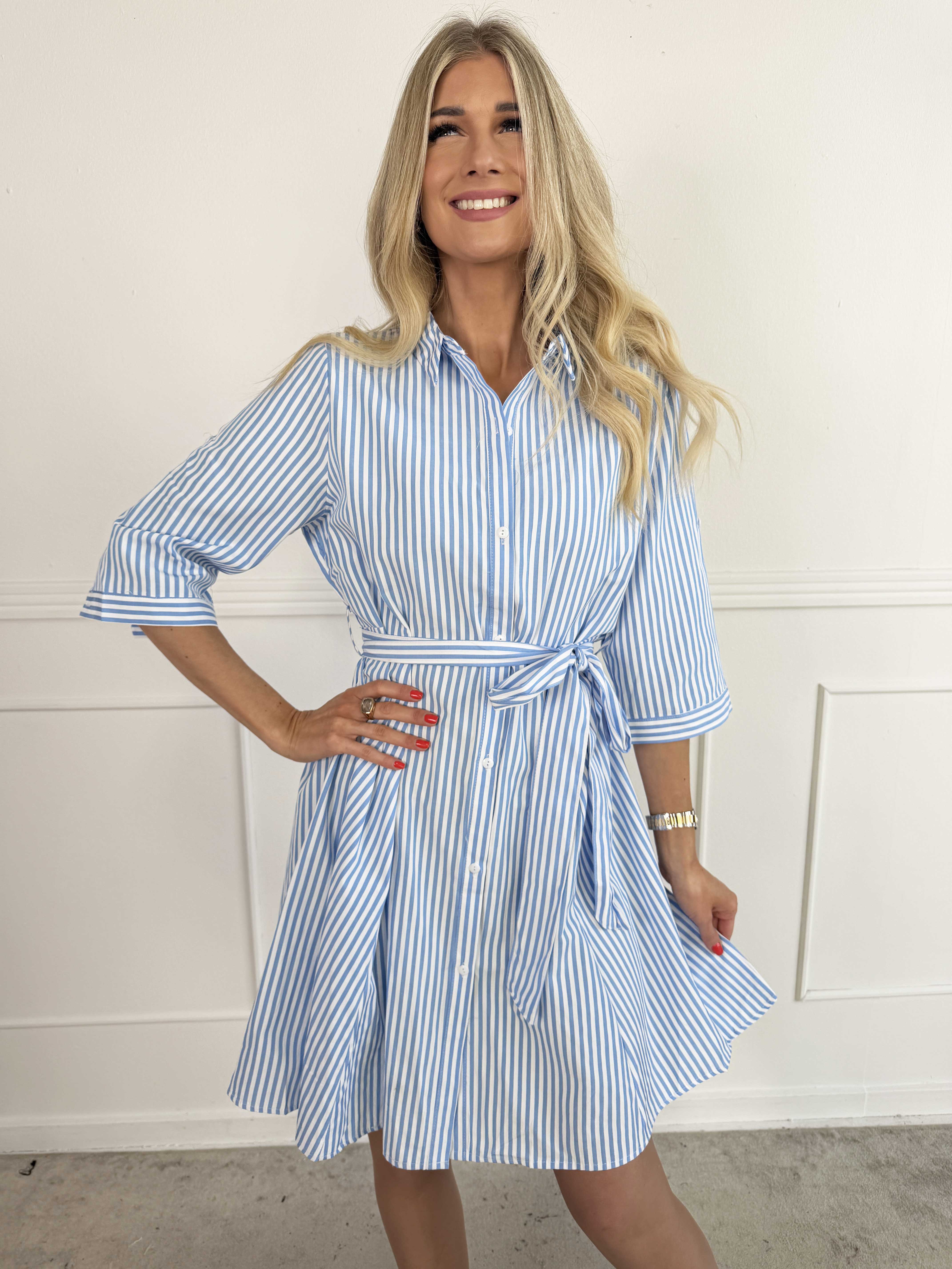 Hilma - Stribet skjortekjole i a-facon med bindebånd i livet